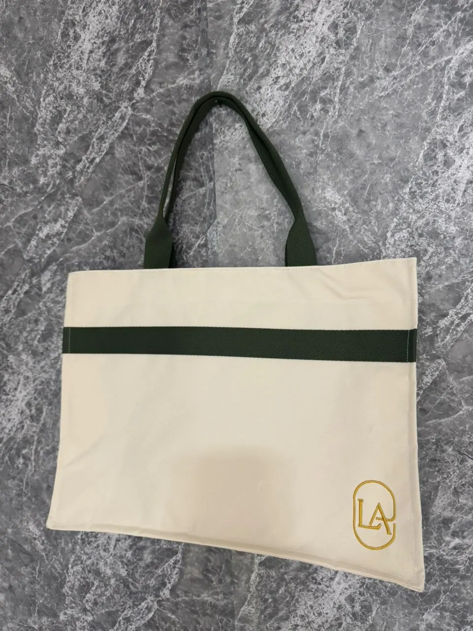 Bolsa cru modelo Faixa com listra e alças verde militar, monograma LA dourado