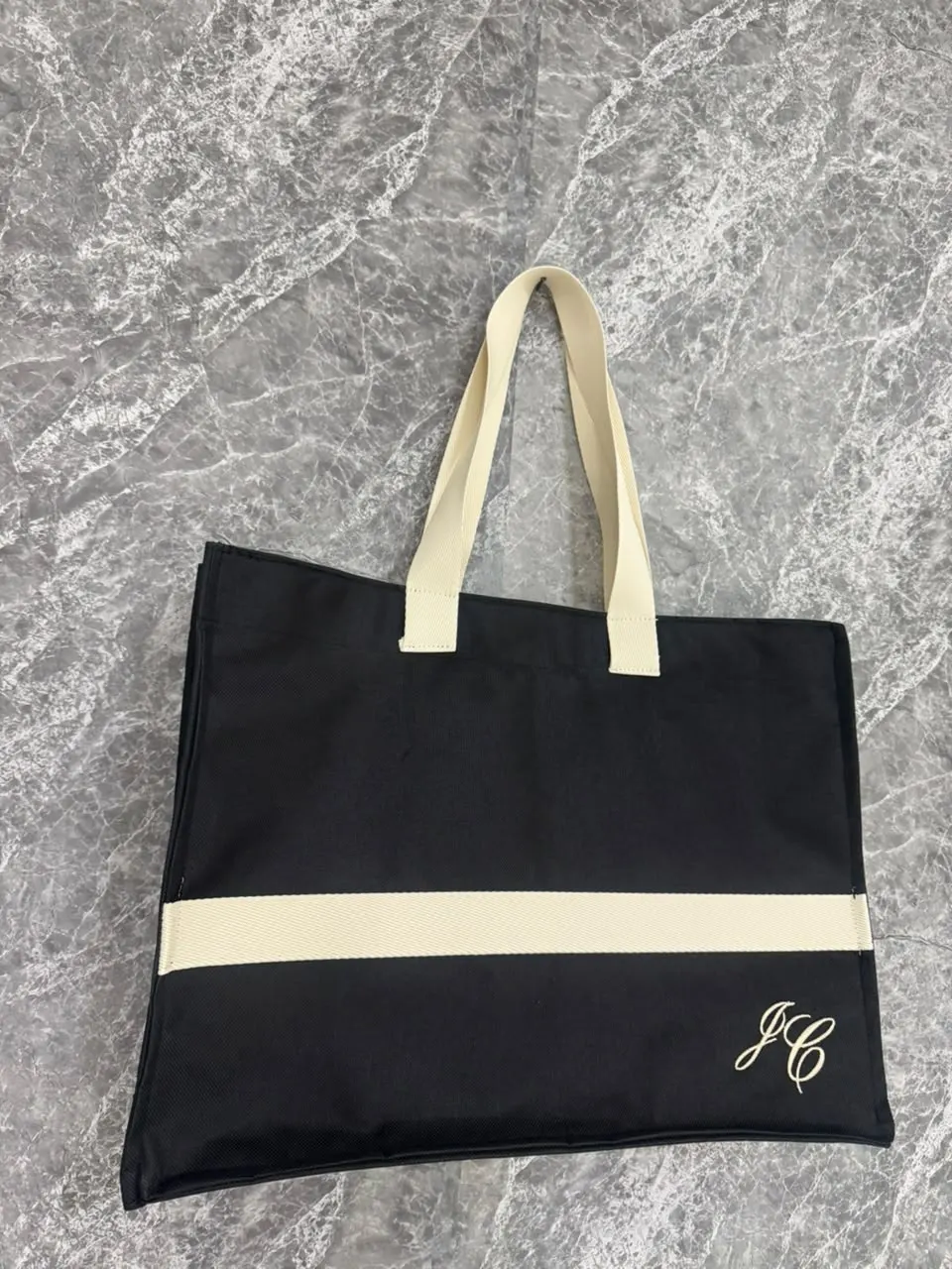 Bolsa preta modelo Faixa com listra cru e monograma JC