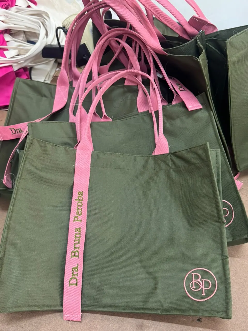 Lote de bolsas verde militar com alças rosa bordadas “Dra. Bruna Peroba”