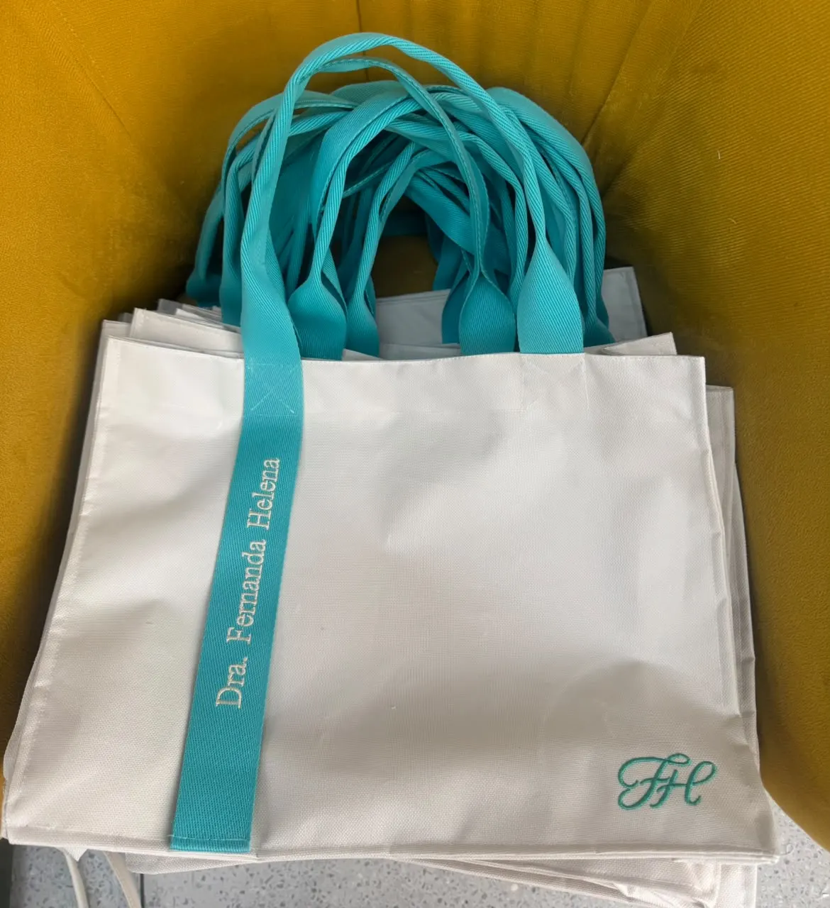 Lote de bolsas brancas com alças tiffany bordadas “Dra. Fernanda Helena”