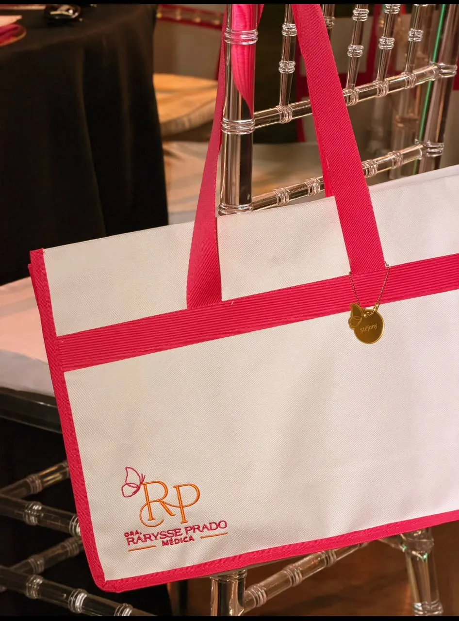 Bolsa cru modelo Moldura com viés e alças pink, monograma RP e pingente dourado com nome gravado
