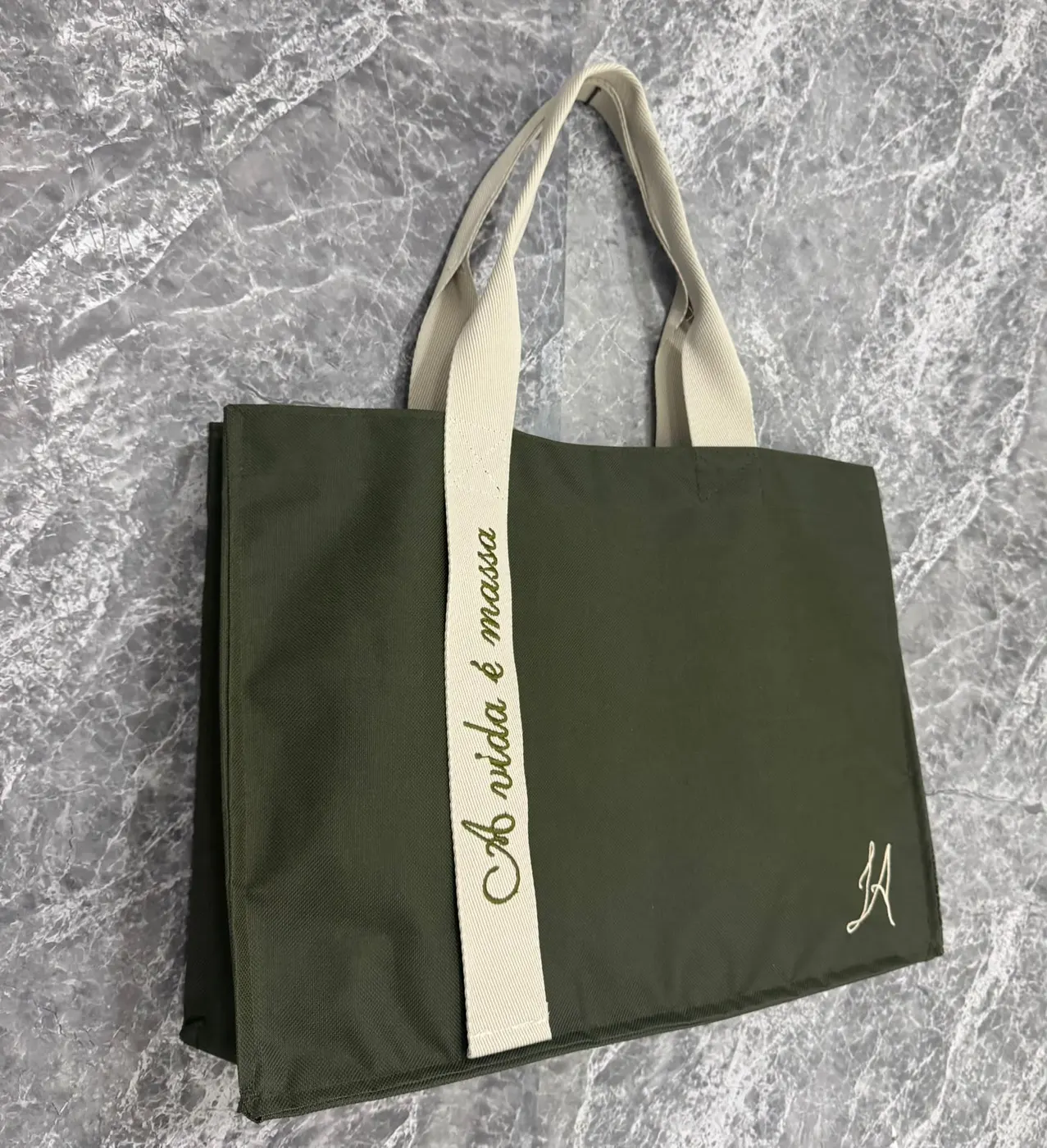 Bolsa verde militar com alça cru bordada “A vida é massa” em letra cursiva